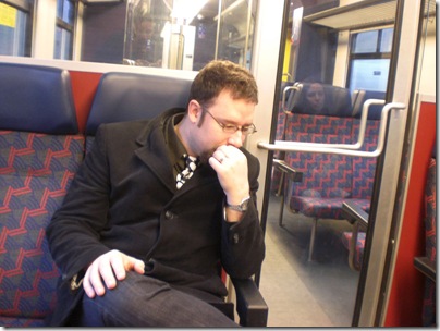 Dominik Riedo im Zug beim Nachdenken